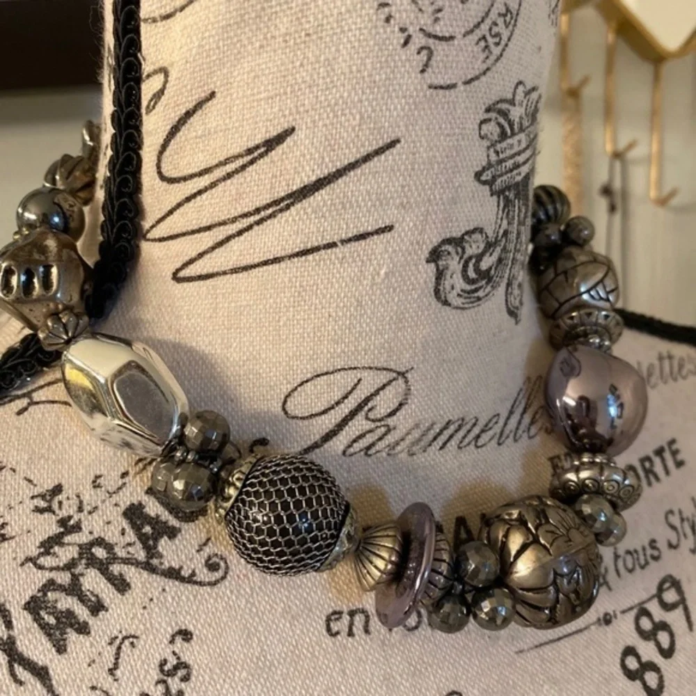 Short, Large Beads Necklace
